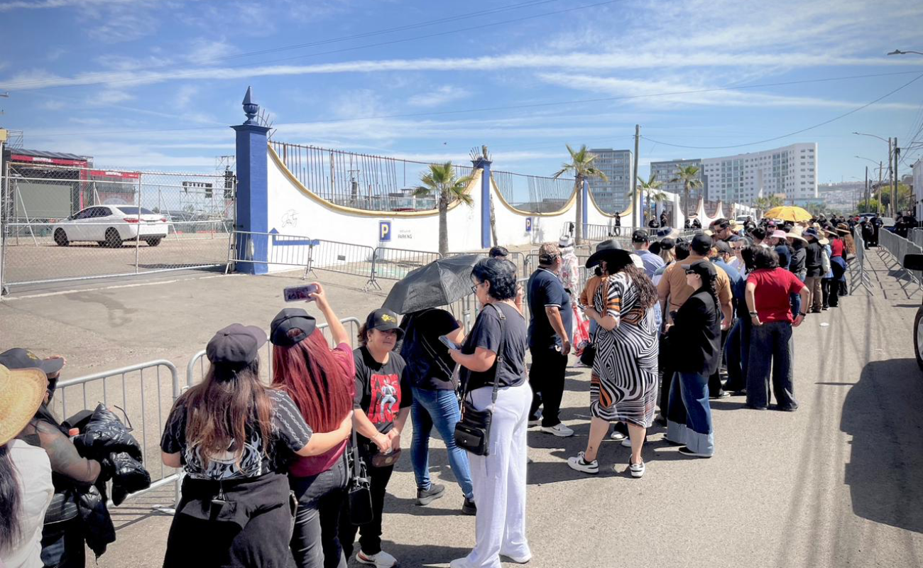 Pese a las cálidas temperaturas registradas en la región, fans del cantante Carín León acudieron desde temprano para ingresar a su concierto.