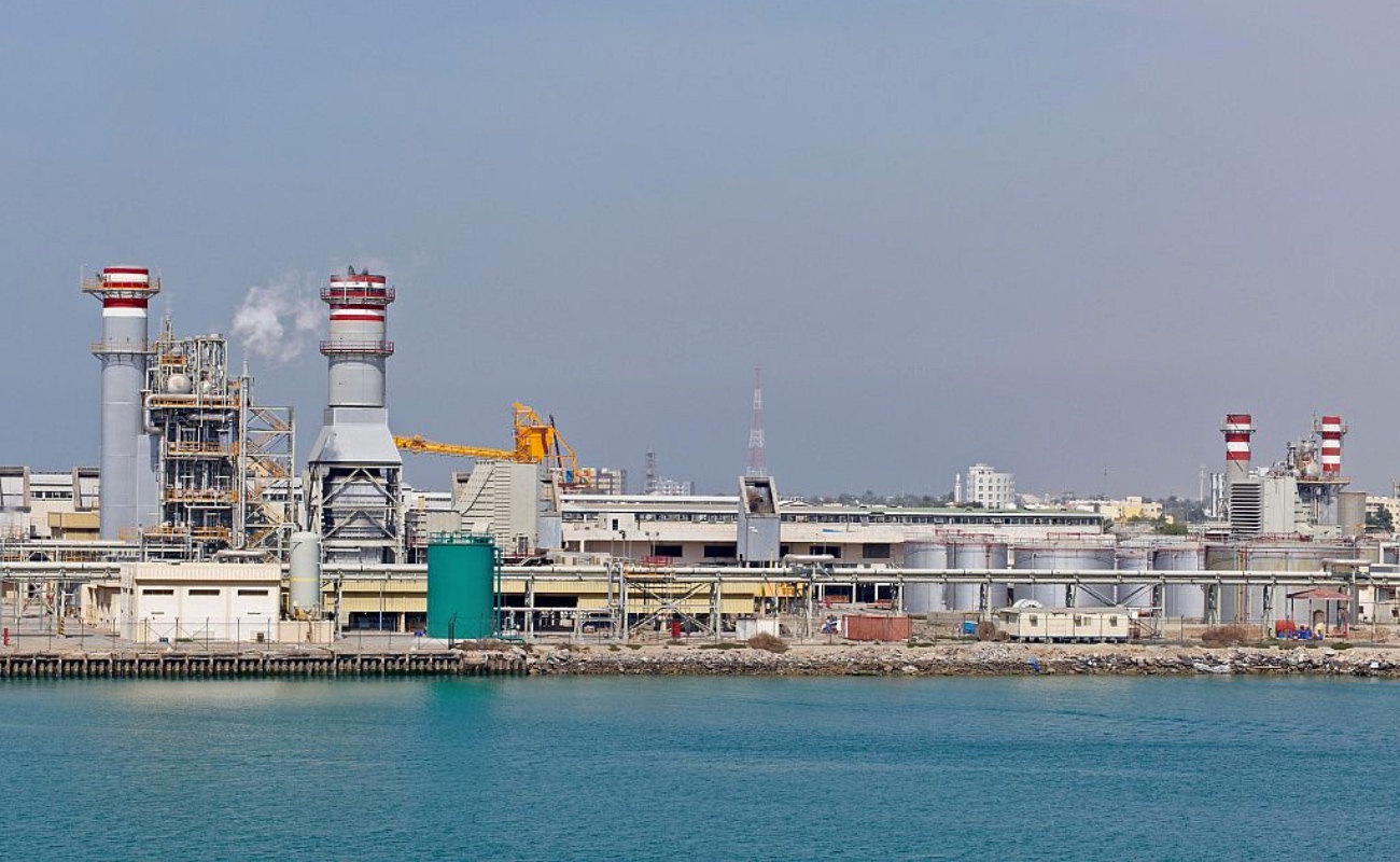 Instalaciones petroleras y rutas marítimas en el Golfo Pérsico permanecen bajo alerta ante el incremento de ataques y tensiones militares en la región.