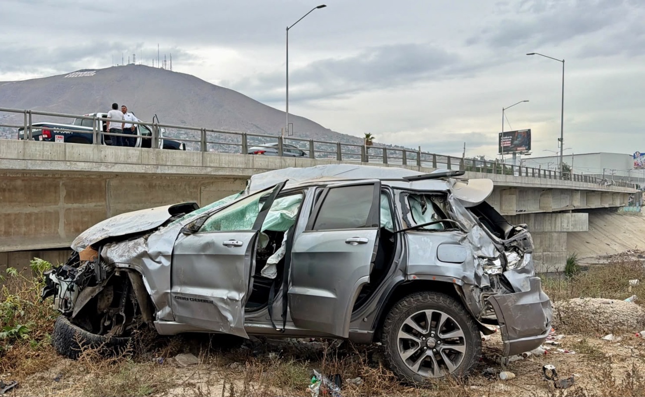 Conductor sale ileso de aparatoso accidente