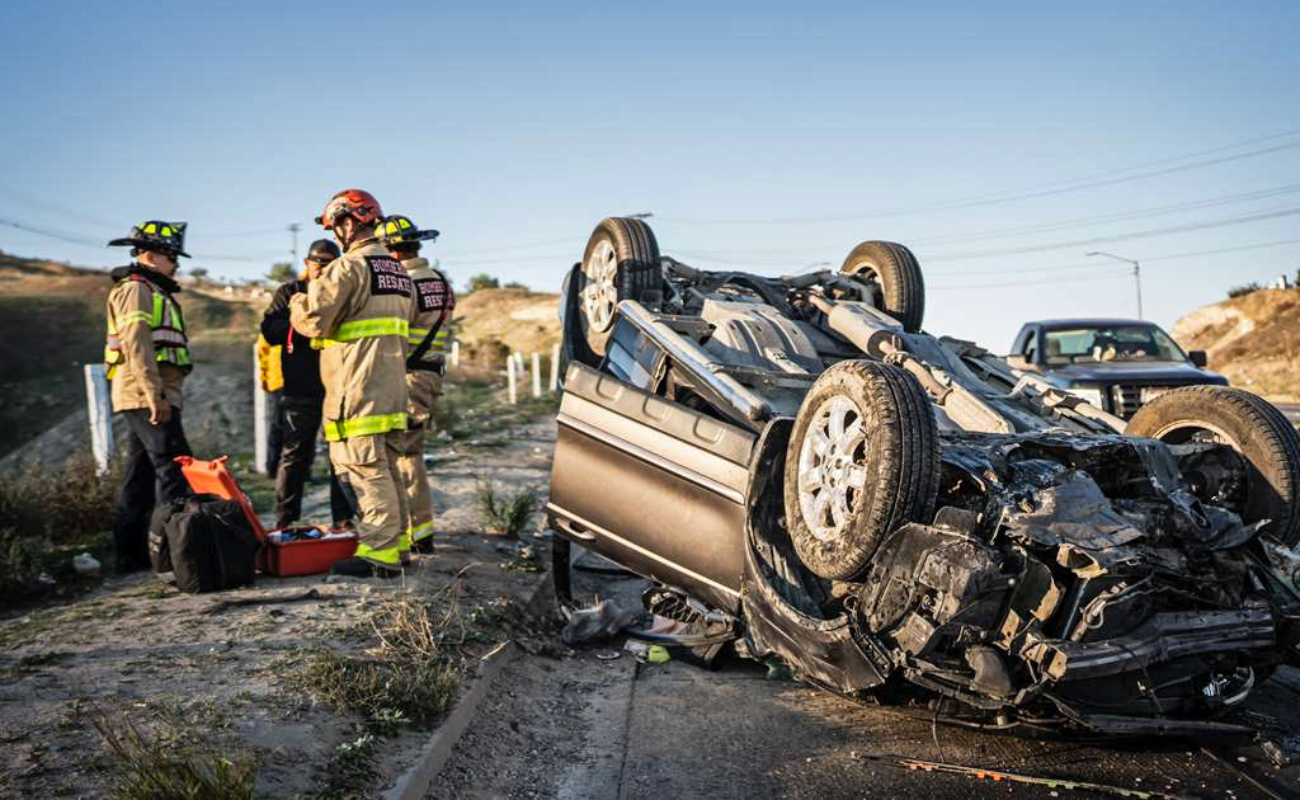 Sale ileso tras volcarse en la Vía Rápida Poniente