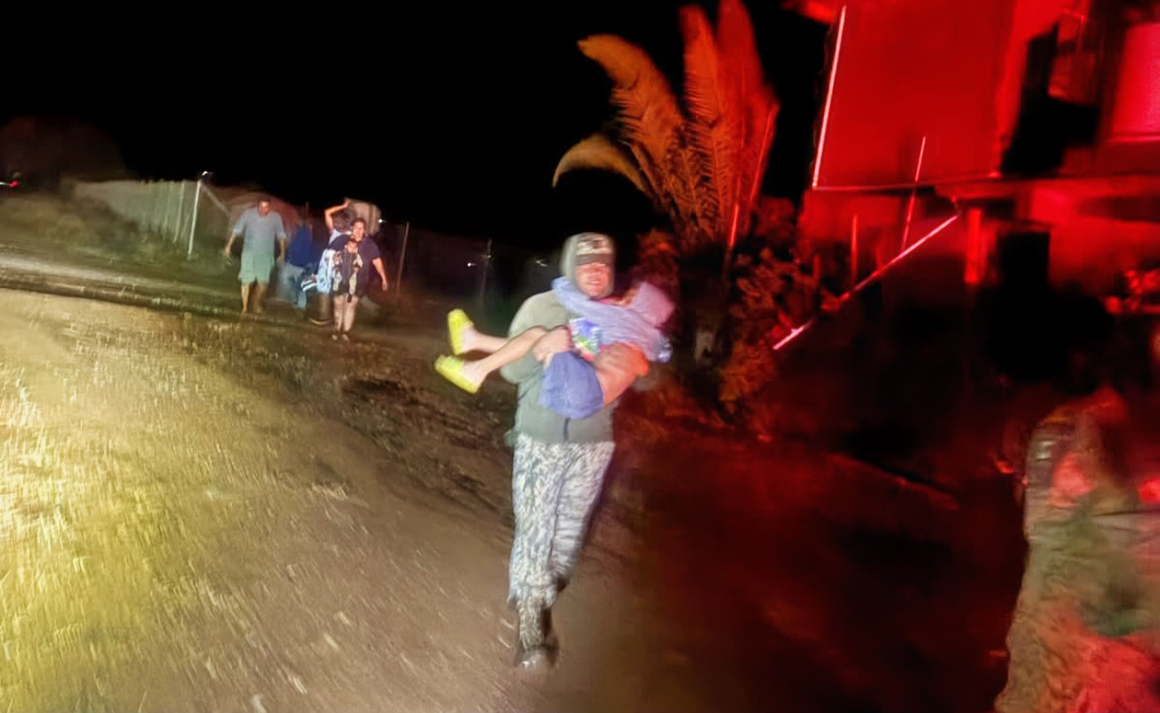 Rescatan a 30 familias en riesgo por desbordamiento de arroyo, mantienen operativos de emergencia