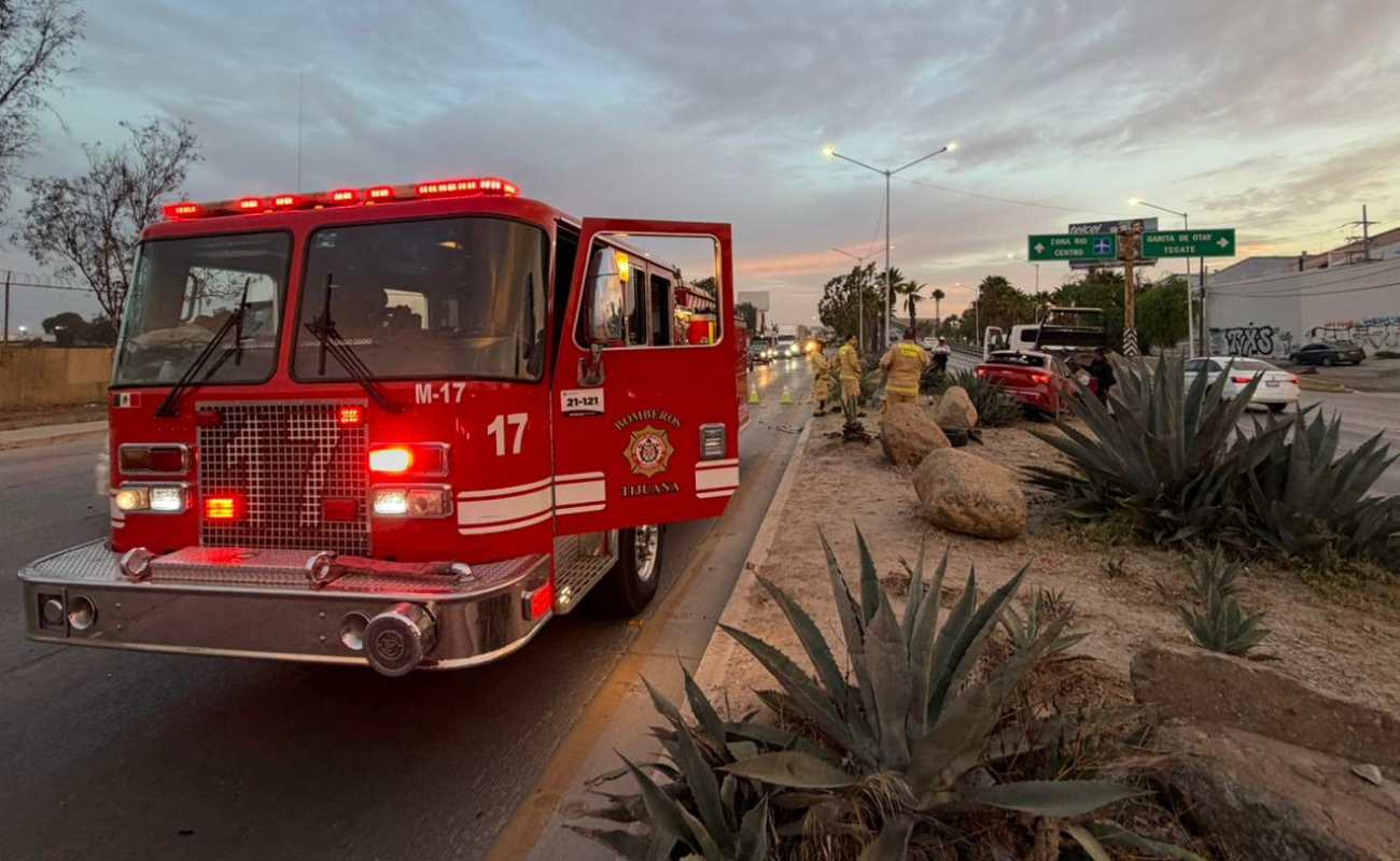 Choque vehicular en carretera Aeropuerto; tres autos involucrados