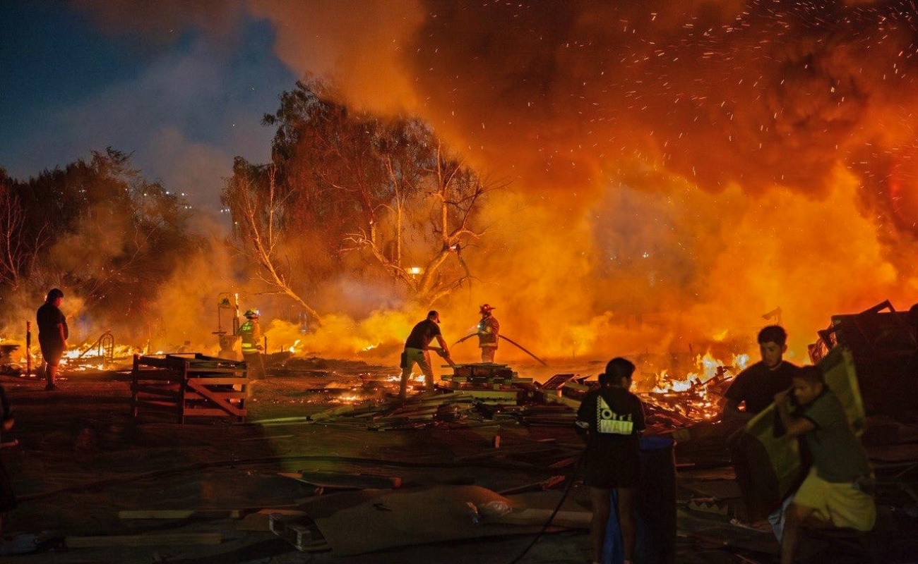 Incendio consume tarimera en la colonia Maclovio Rojas