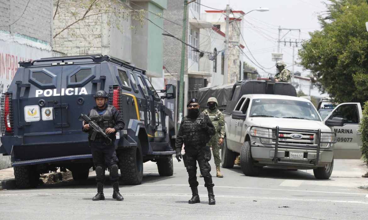 Detenidos en retén portaban 3.5 millones de dólares
