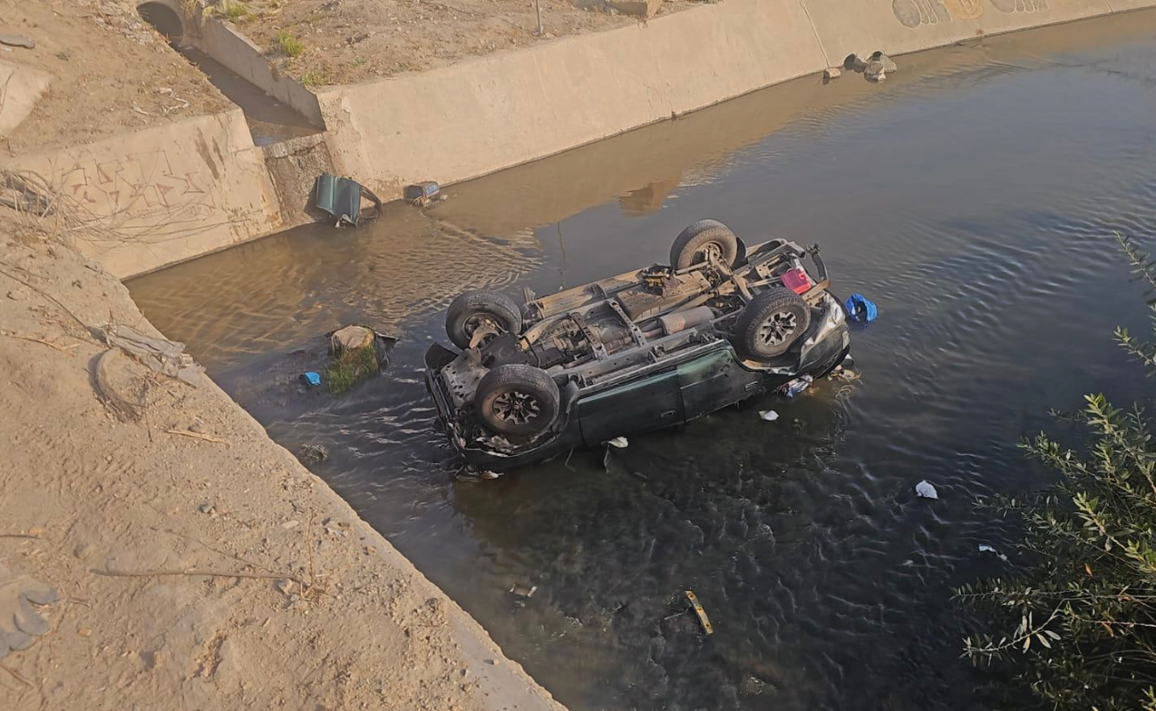Uno delos vehículos cayó a la canalización.