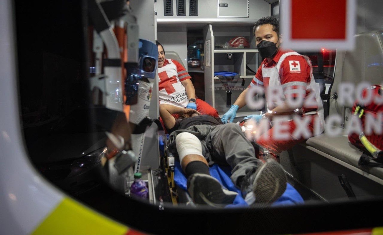 Paramédicos de la Cruz Roja brindaron atención a los heridos, quienes fueron trasladados a un hospital.
