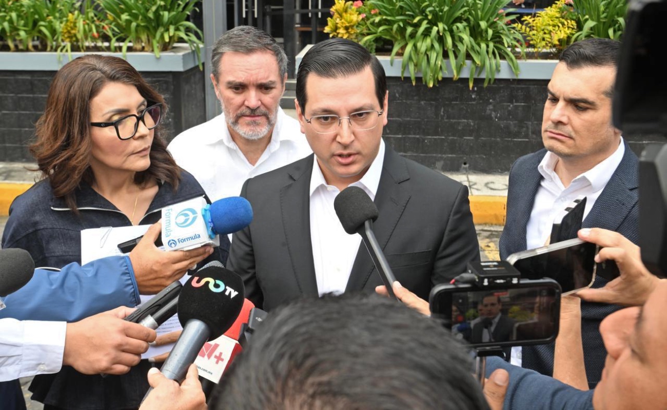 El diputado federal César Damián Retes, afuéralos de las instalaciones de la FGR.