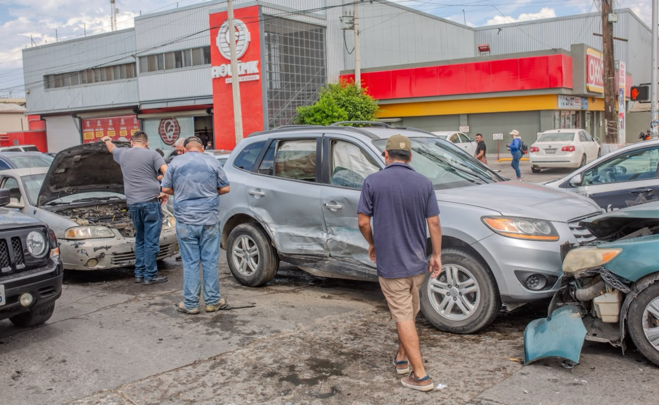 Elementos de tránsito acudieron al lugar para atender el accidente y realizar las diligencias correspondientes.
