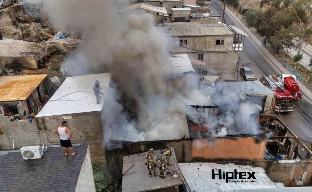 Tras controlar el fuego, los tragahumos realizaron labores desde el exterior de la vivienda para evitar poner en riesgo.