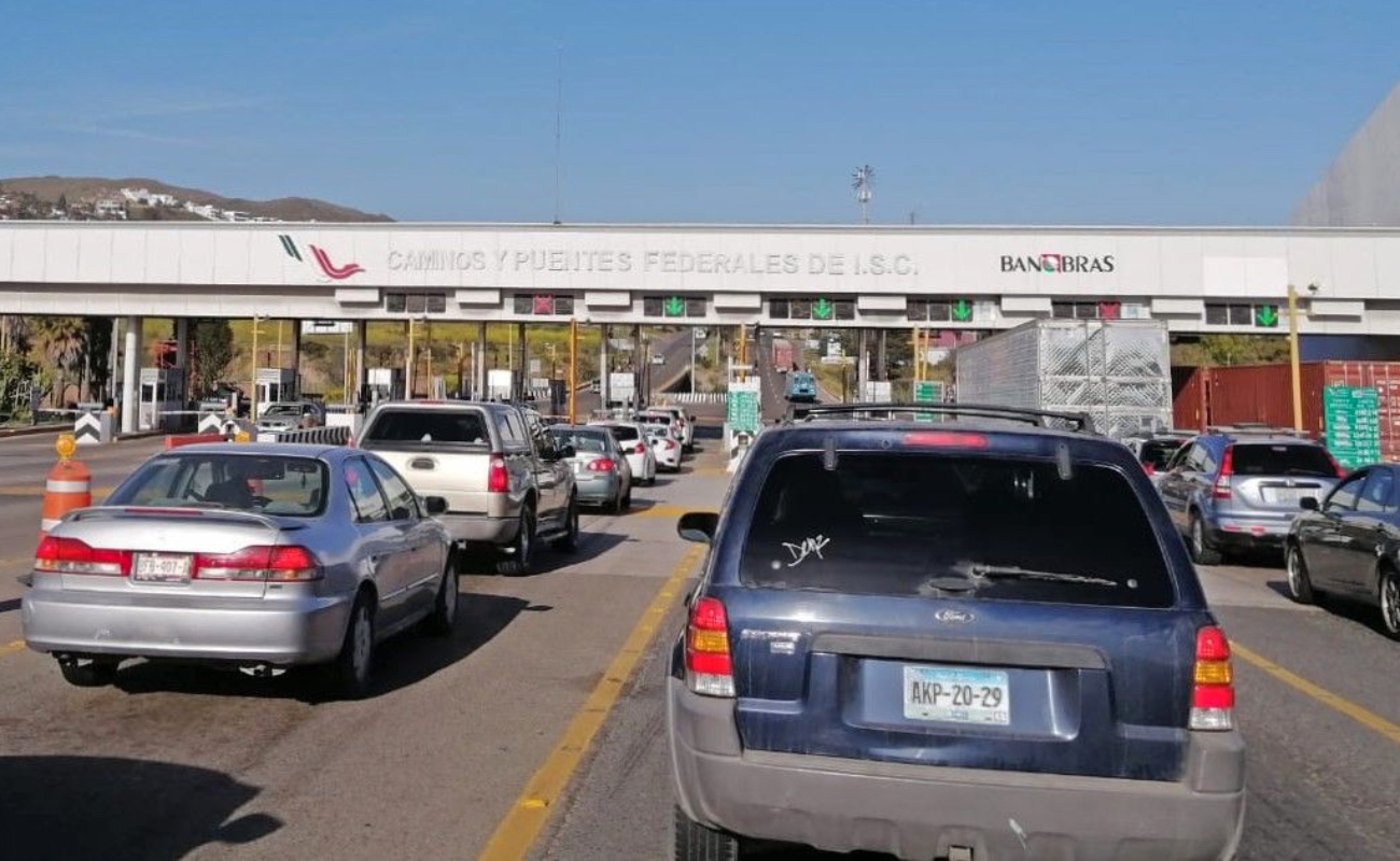La carretera Escénica, con 19.9 millones de cruces vehiculares en 2024, enfrenta largas filas en las plazas de cobro.