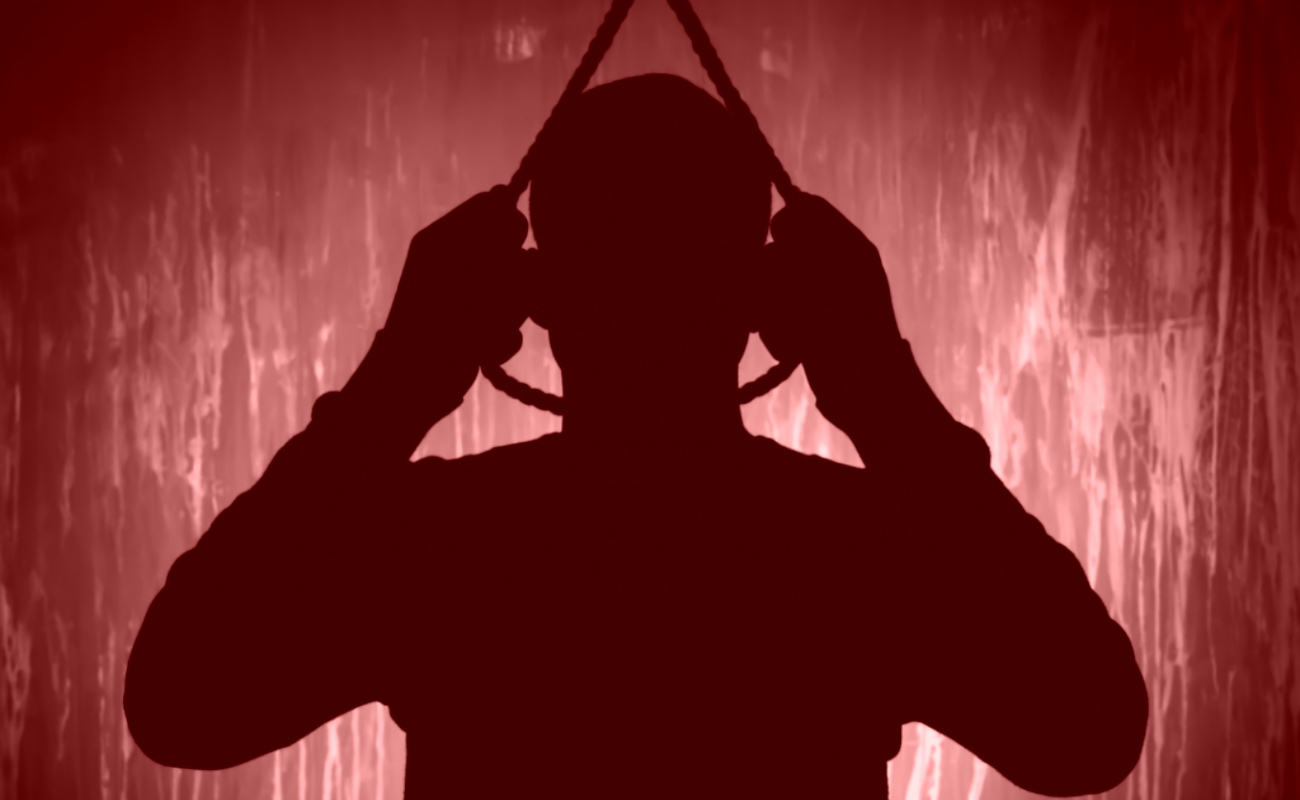 El reporte de una persona suspendida en la estructura se recibió alrededor de las 12:55 horas, generando movilización de policías y cuerpos de emergencia.