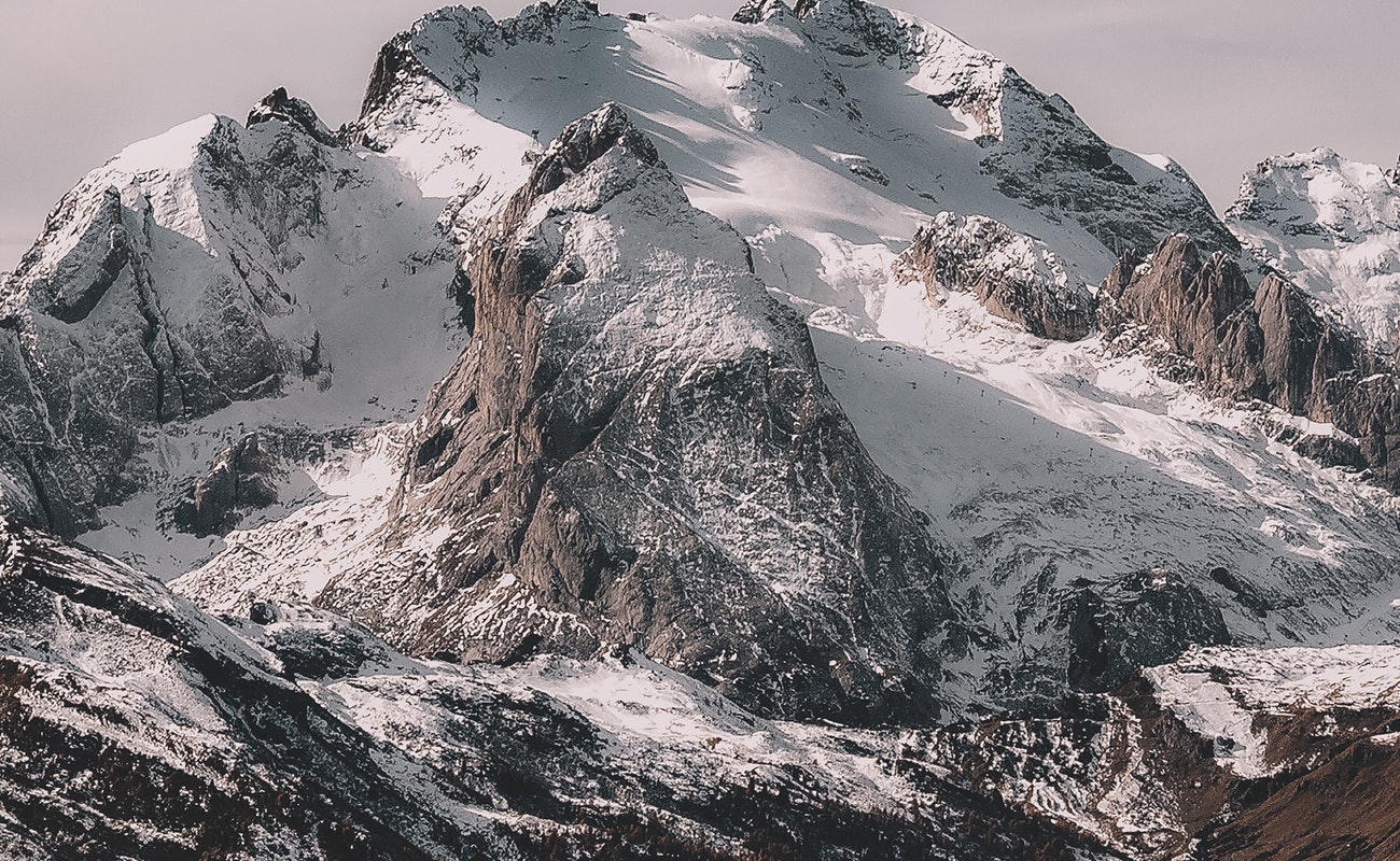 Existen peligros como los desbordamientos repentinos de lagos glaciales y deslizamientos de tierra que las predicciones meteorológicas y los servicios de gestión climática no pudieran prever.
