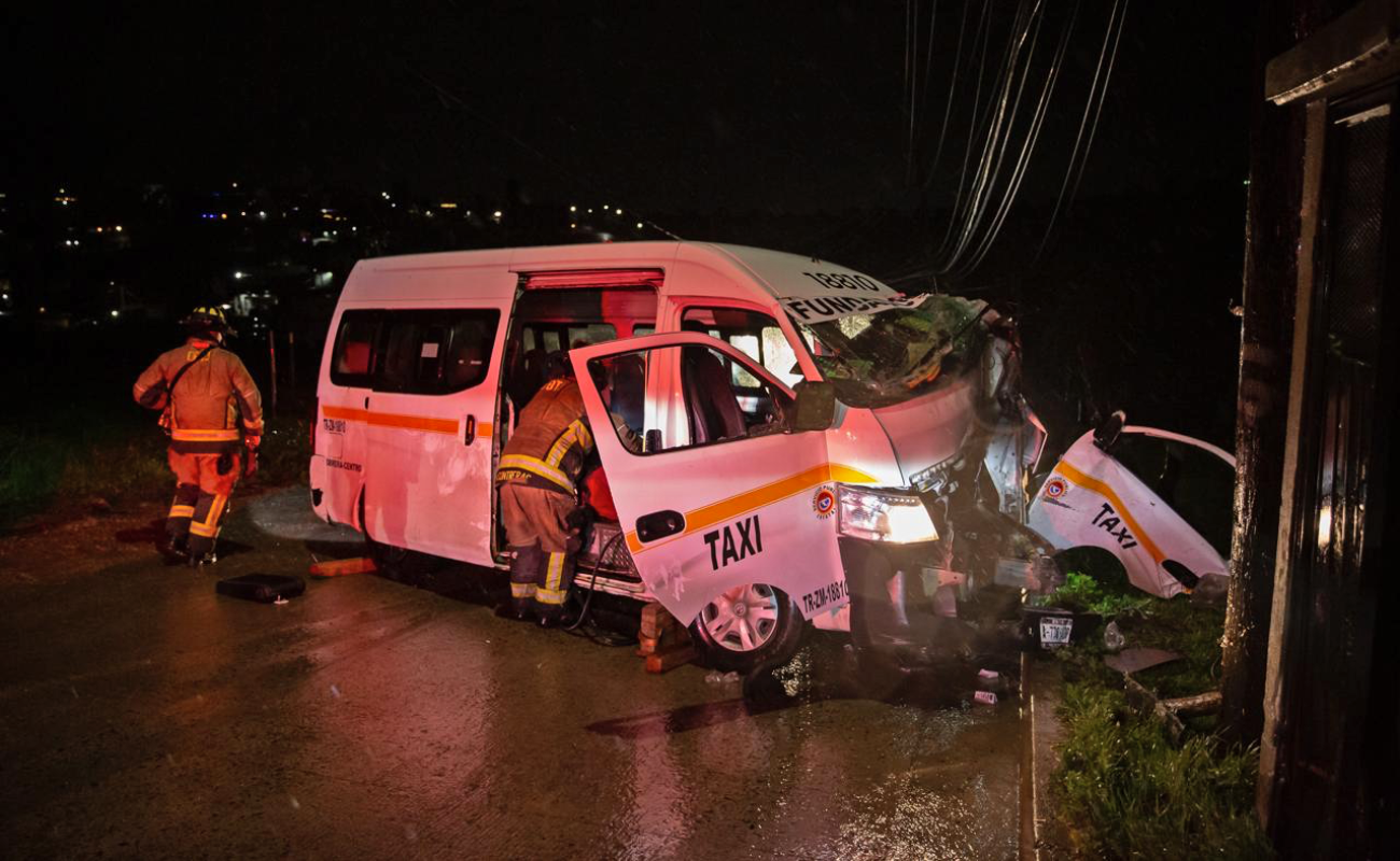 Sufre taxista choque y queda prensado