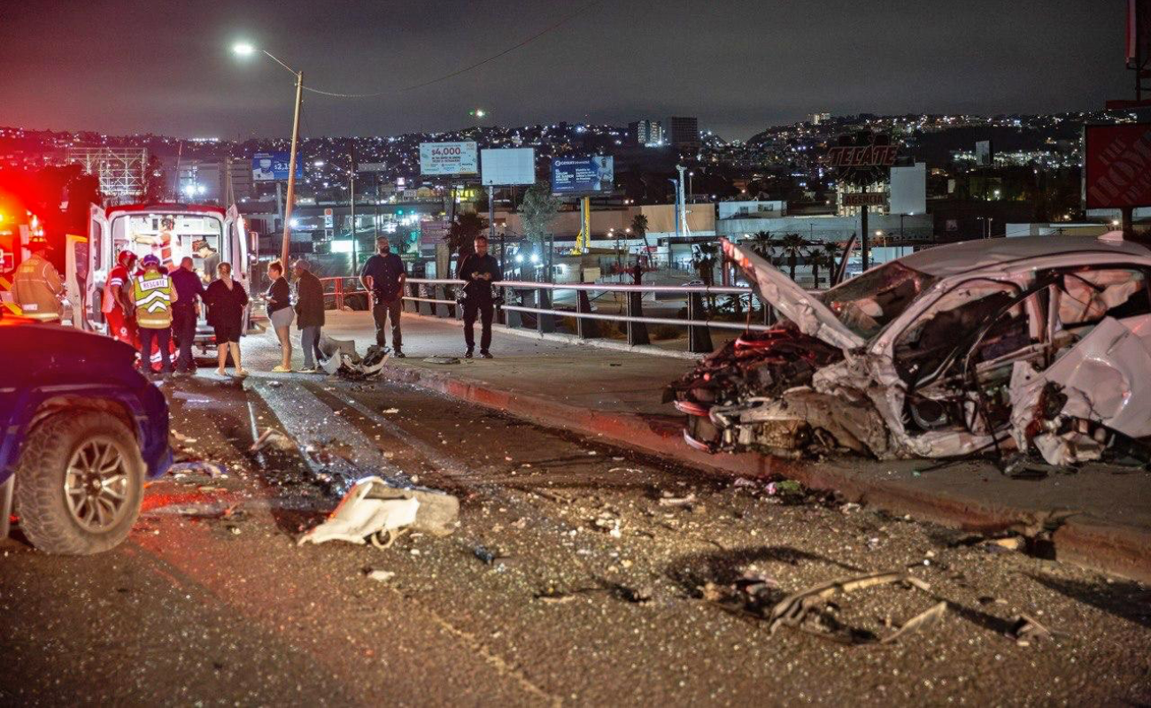Aparatoso choque vehicular deja cuatro personas lesionadas en puente Lazaro Cárdenas