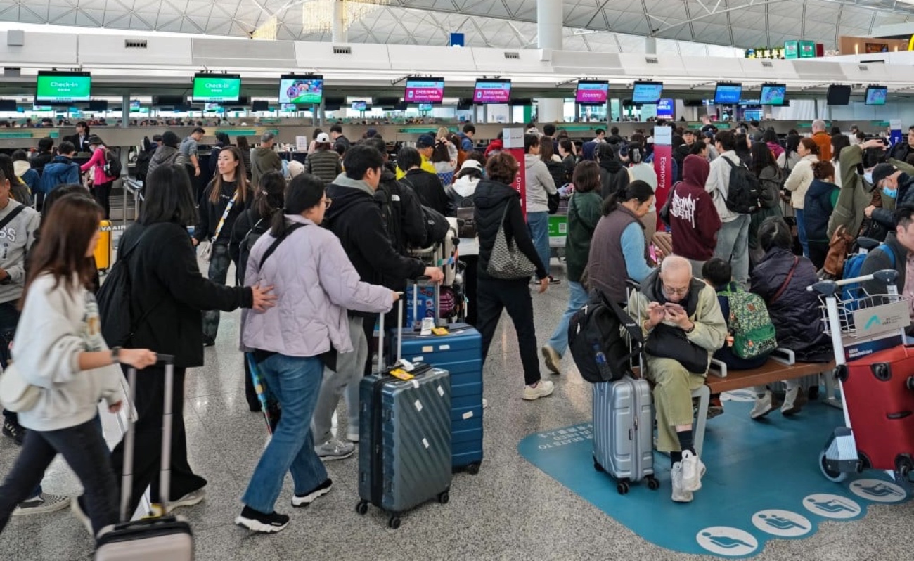 Pasajeros en la terminal de un aeropuerto internacional durante el inicio de la temporada alta de viajes navideños, que este año alcanzará cifras récord de movimiento aéreo.