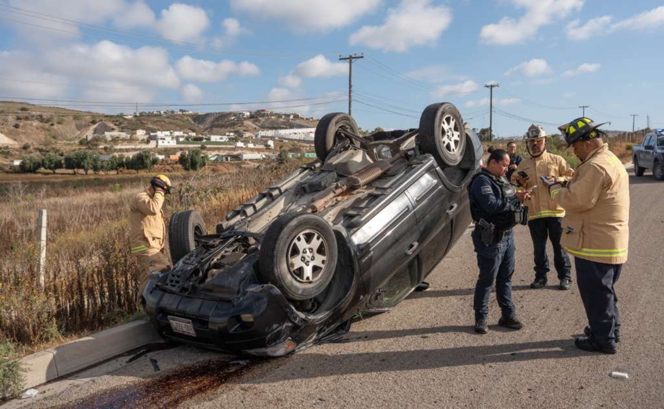 Volcadura en carretera libre Tijuana-Rosarito; conductor resulta ileso