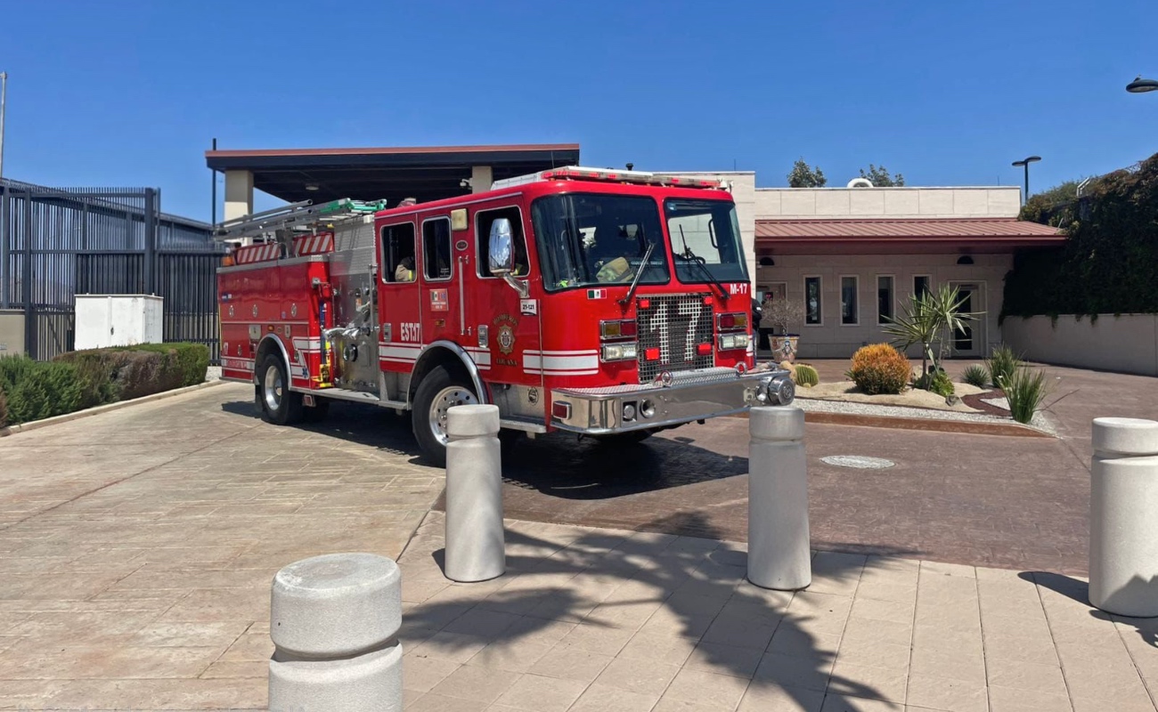 Bomberos de Tijuana desplegó dos máquinas extintoras.