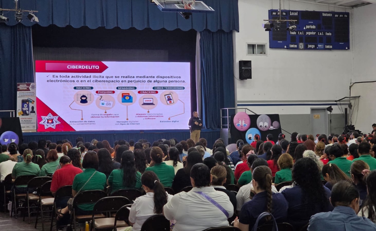 Más de 400 docentes participaron en la plática.