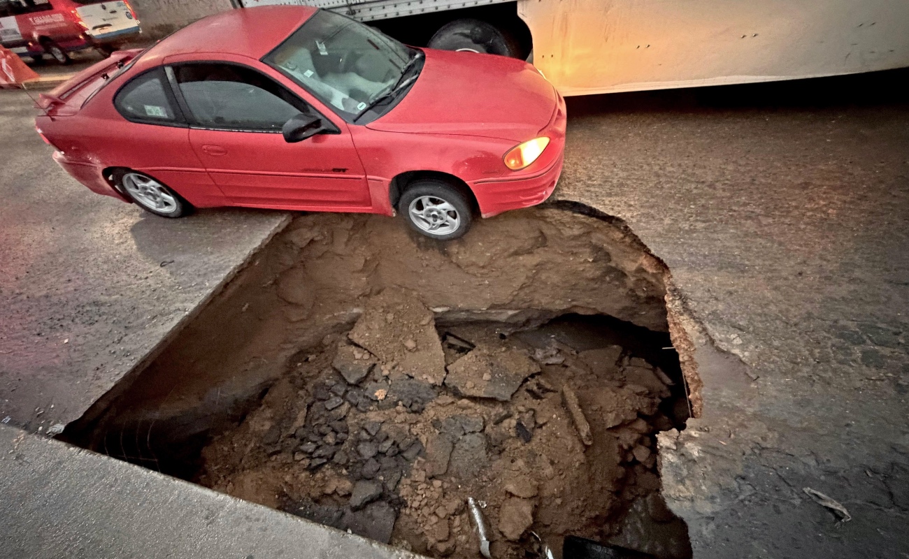 Cierran puente de Terrazas del Valle por socavón