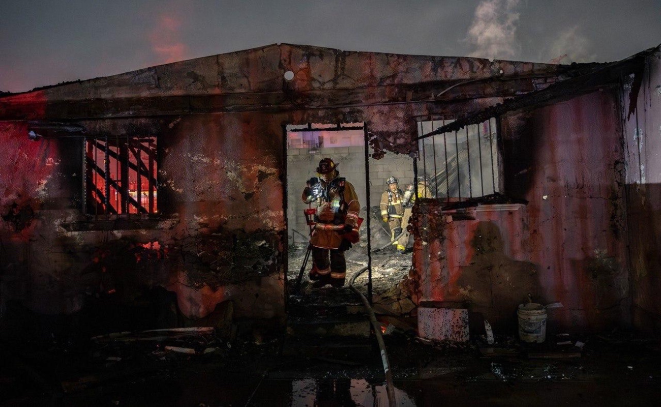 Alrededor de 10 bomberos trabajaron en el lugar para sofocar las llamas del incendio.