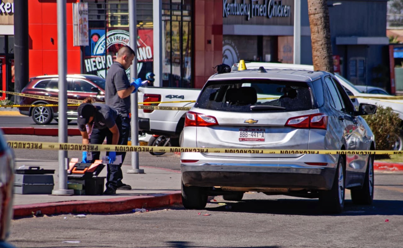 El agente, con una lesión en la pierna, fue trasladado a un hospital y su estado de salud es estable. Fotos: Juan Hernández