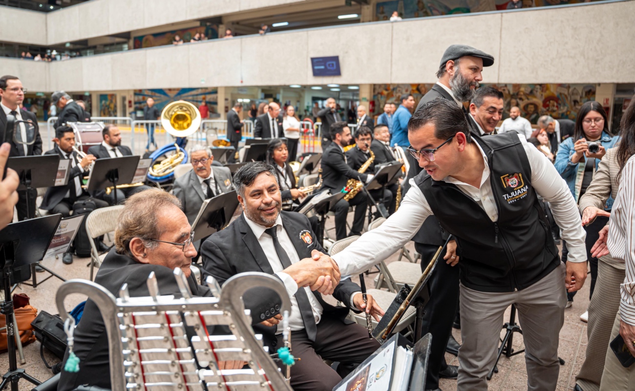 Entrega Abdiel Gutiérrez sacos institucionales a la banda de música del Ayuntamiento de Tijuana