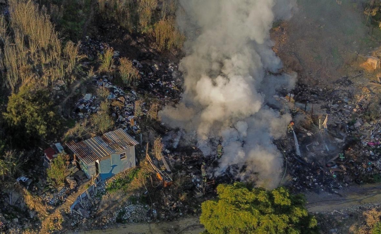 Incendio consume una vivienda abandonada en la colonia Manuel Paredes