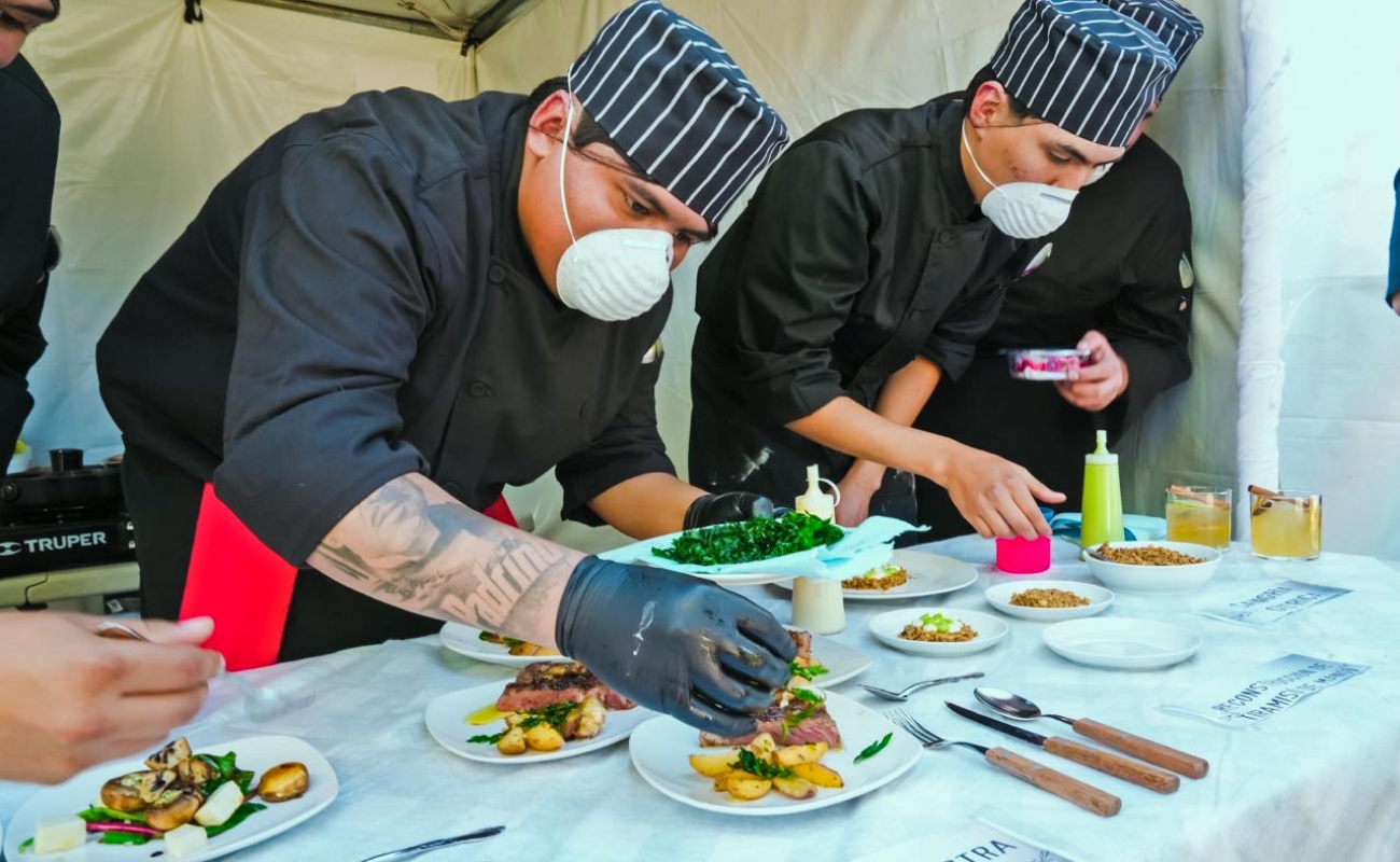 Ochenta alumnos del CECyTE BC participaron en la novena edición del concurso “CECyTE Chef”, preparando menús originales en 90 minutos.