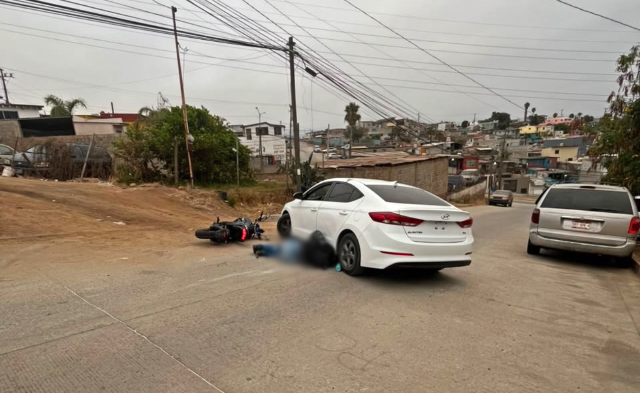 Muere motociclista al chocar con carro que salía de estacionamiento