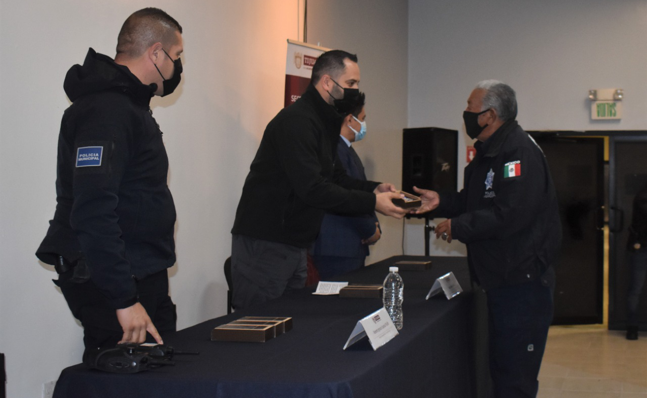 Agentes municipales de Tijuana recibieron la Medalla a la Perseverancia.