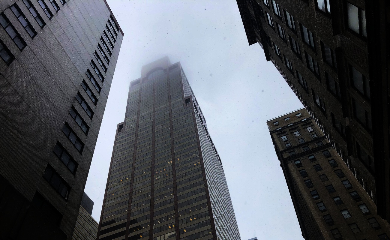 El Departamento de Bomberos indicó que el helicóptero aterrizó en la parte superior de la torre en el número 787, cercana al Rockefeller Center y al Times Square.