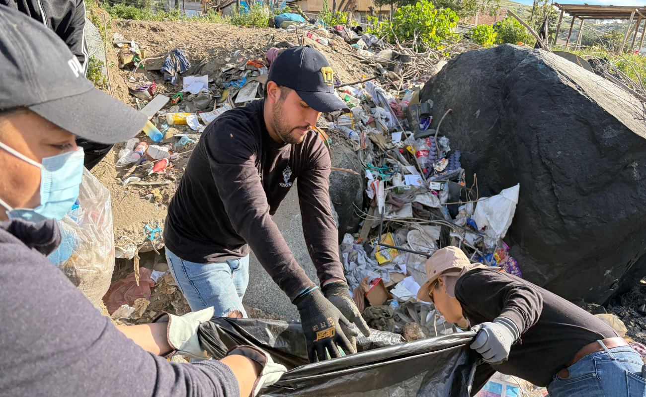 Durante esta jornada, servidores públicos se sumaron a las labores de recolección de residuos a lo largo del cauce del río.