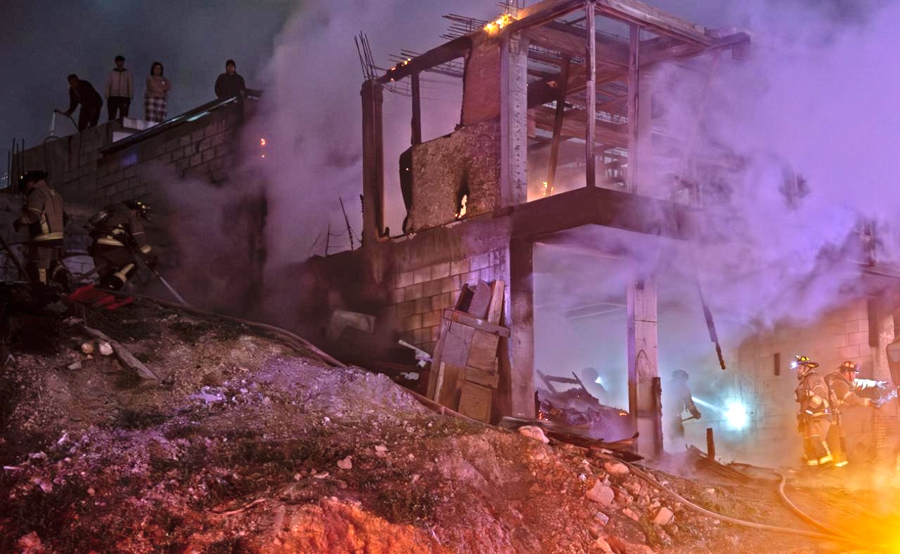 Se incendia el segundo piso de casa en obra negra en El Florido