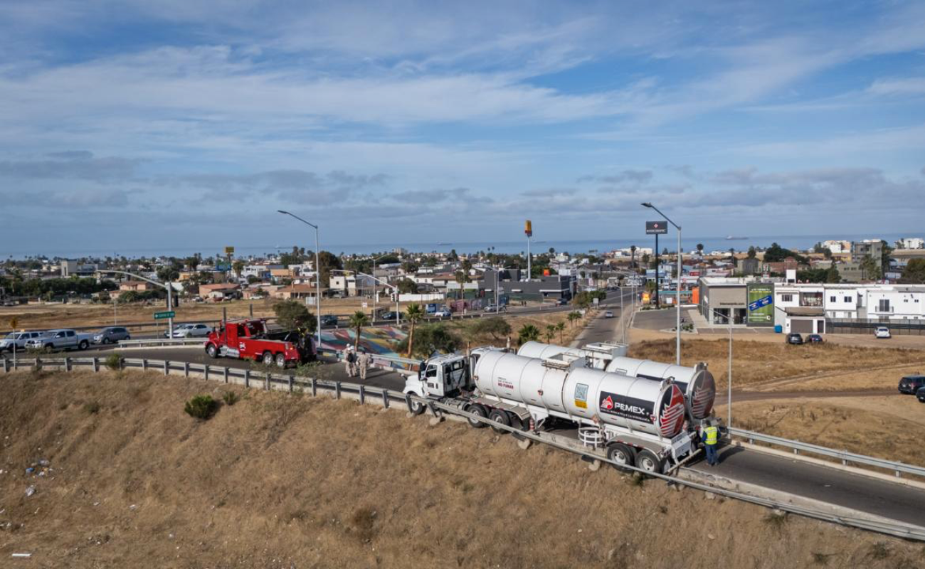 Pipa de Pemex queda al borde de volcarse en la autopista Tijuana–Ensenada