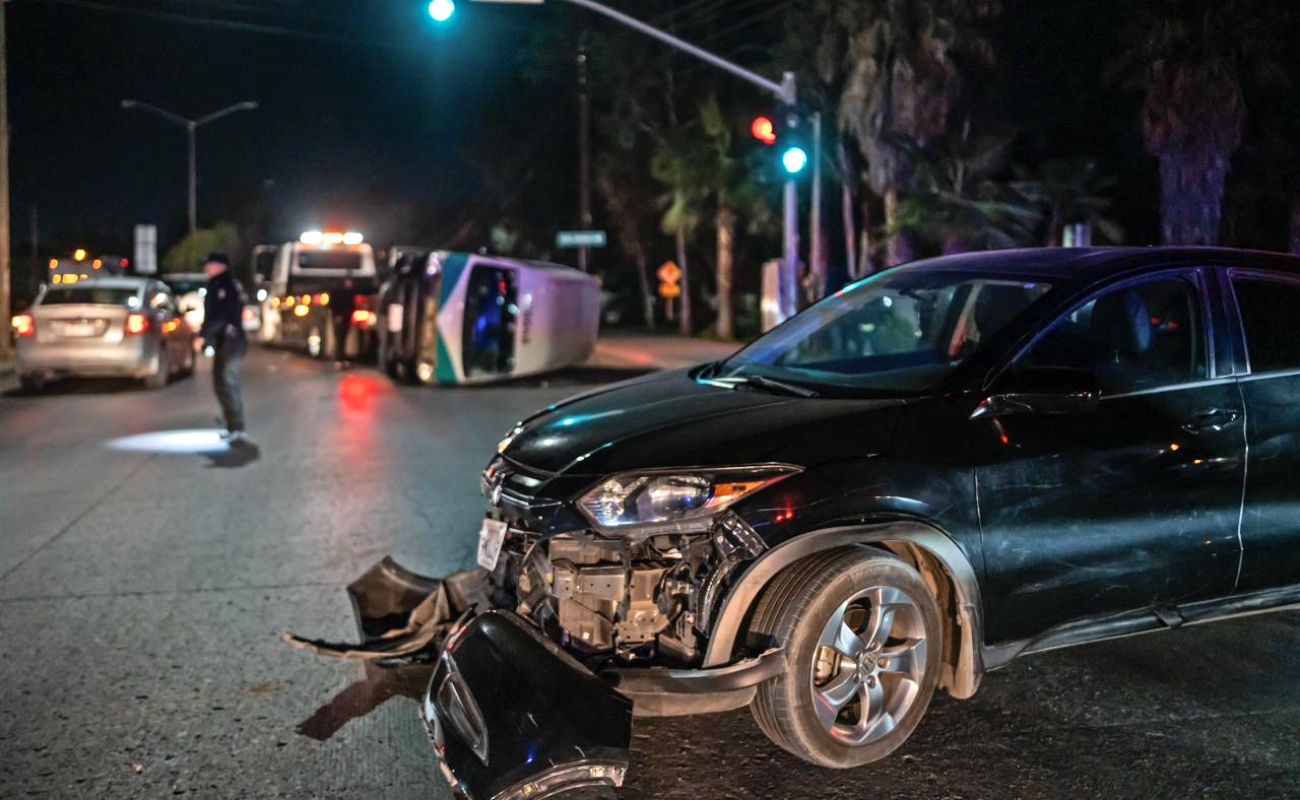 Se registra choque con volcadura en Otay; taxi de ruta involucrado