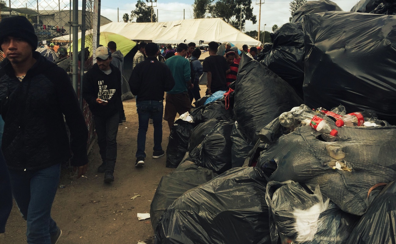 La precariedad se mezcla con el hacinamiento y un hedor cada vez más fuerte conforme llegan más personas al albergue temporal de la caravana migrante.