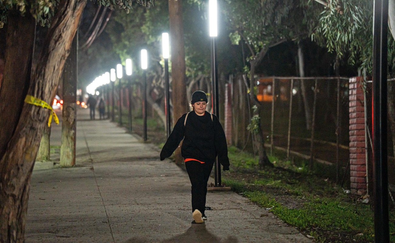 La obra incluye 72 lámparas solares tipo LED y 55 tipo bolardo.