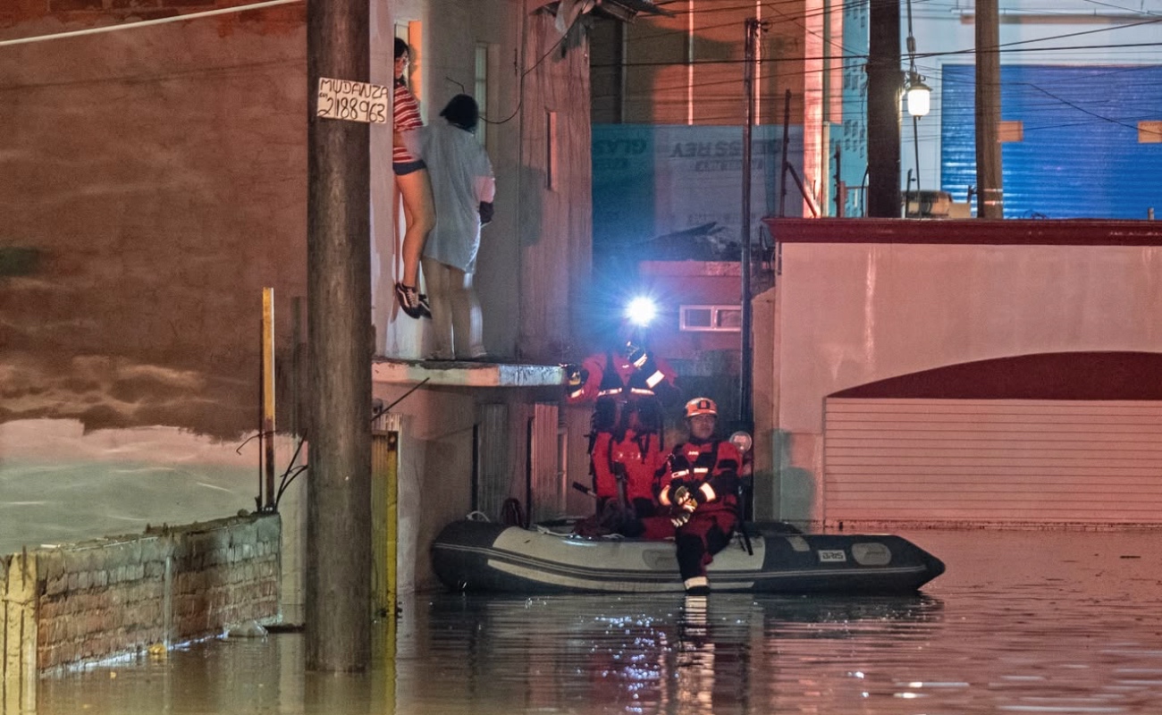 Rescatan a ocho persona atrapadas en en sus casas inundadas en Valle de las Flores