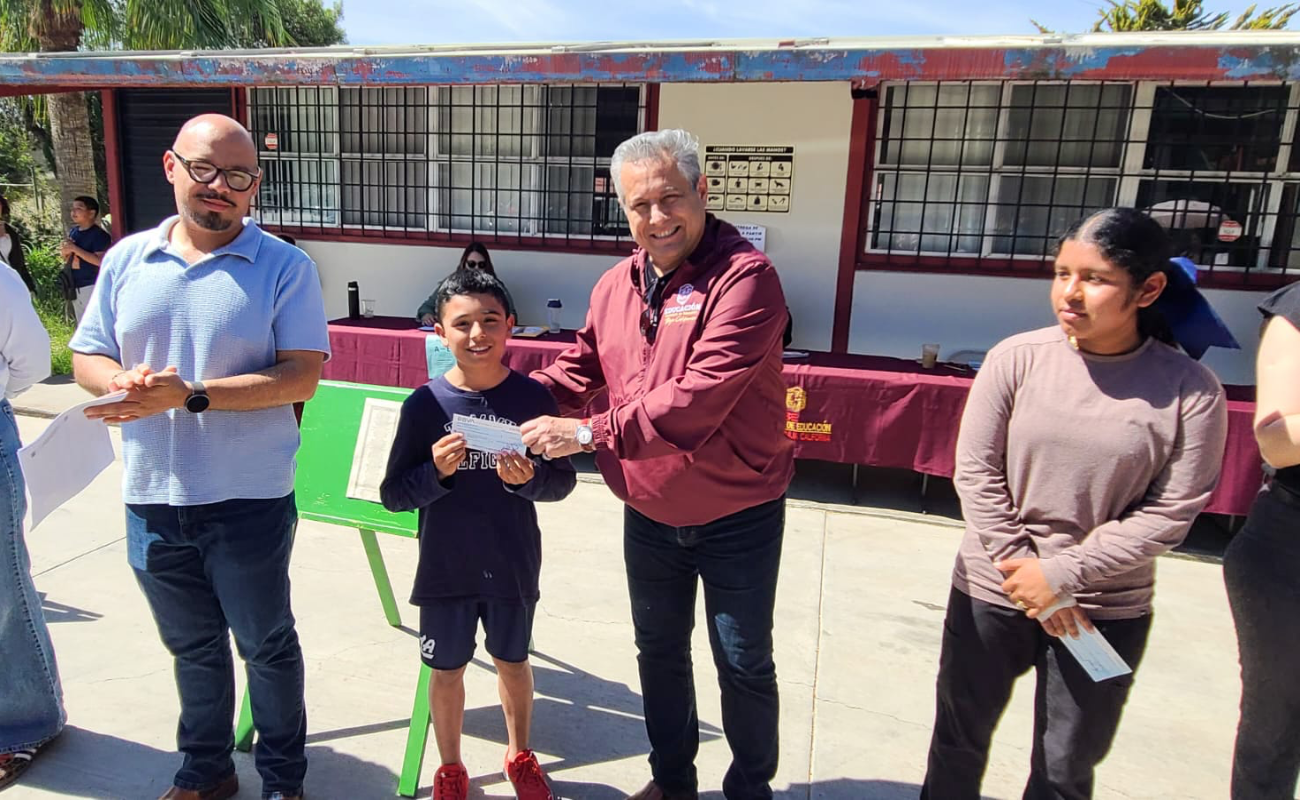 Se destinó un apoyo económico de mil pesos por estudiante para alumnos de primaria, secundaria y educación especial.