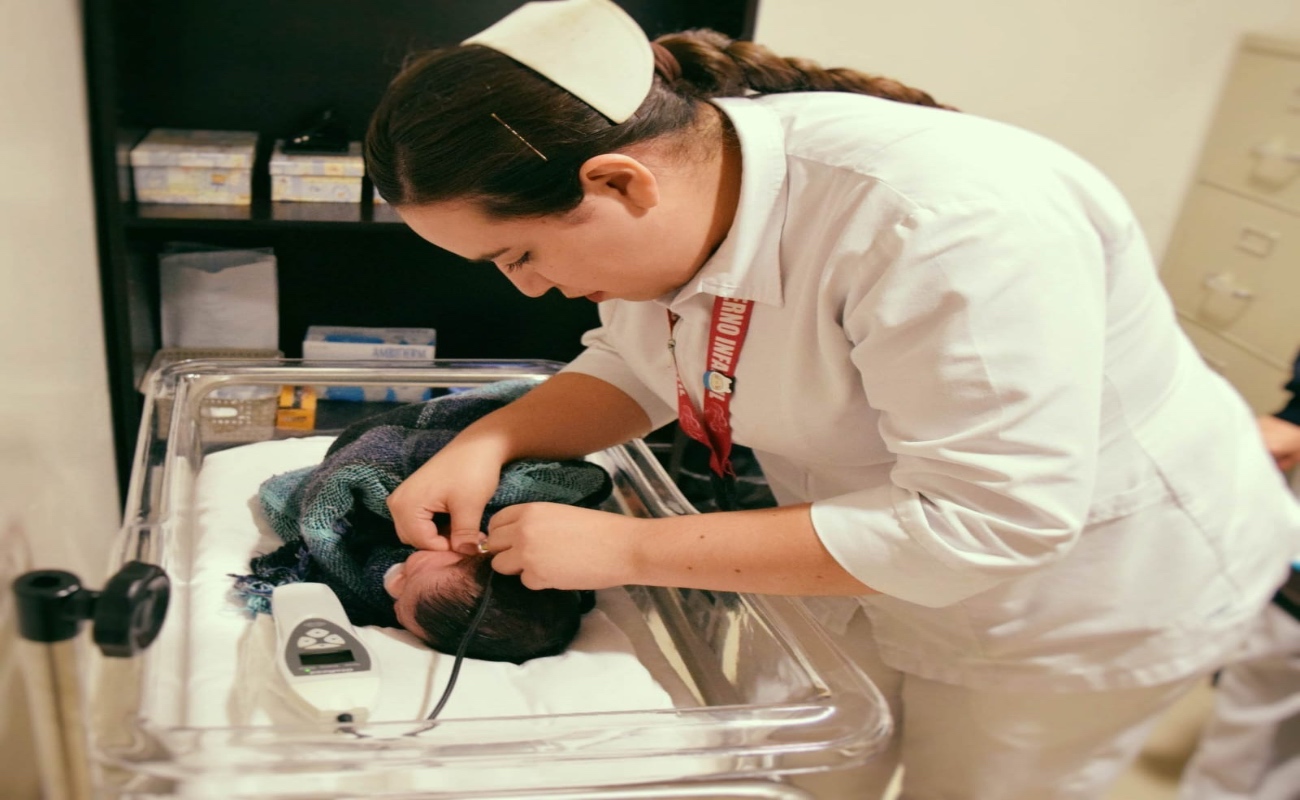 Ofrecen servicios diagnósticos y aparatos de audición en Secretaría de Salud