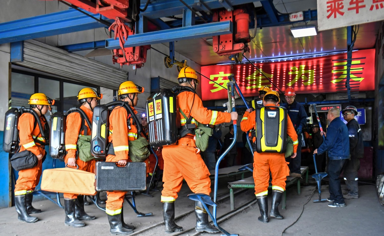Equipos de rescate trabajan en la mina afectada en Shanxi, China, tras la explosión que dejó decenas de trabajadores muertos y desaparecidos.