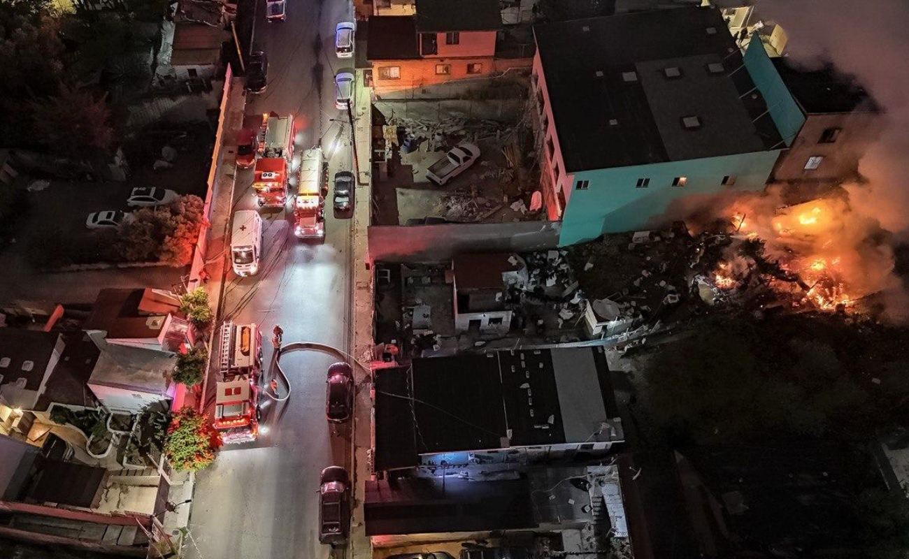 Incendio consume vivienda de la colonia Independencia; bomberos evitaron propagación a departamentos