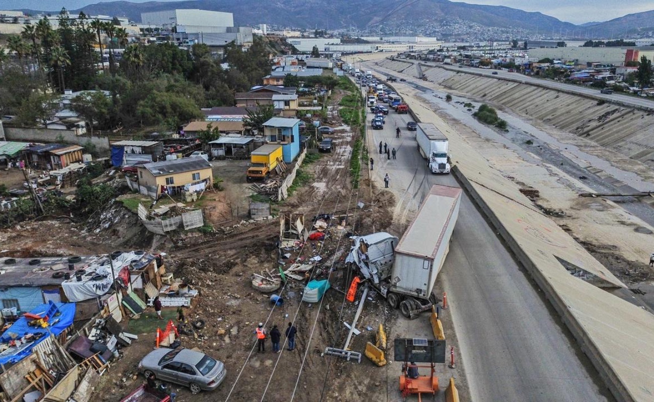 Choca tráiler en Vía Rápida Alamar; derriba poste y señalamientos