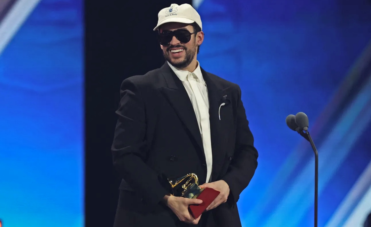 Bad Bunny arrasa en los Latin Grammy 2025 con DeBÍ Tirar Más Fotos