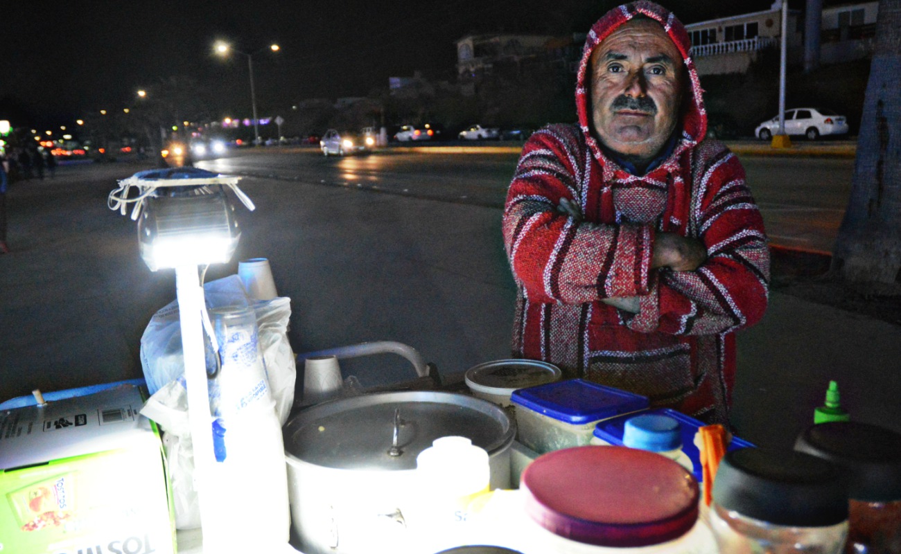 De vender carnitas, ahora don Roberto ahora tiene ocho carritos donde vende elotes.