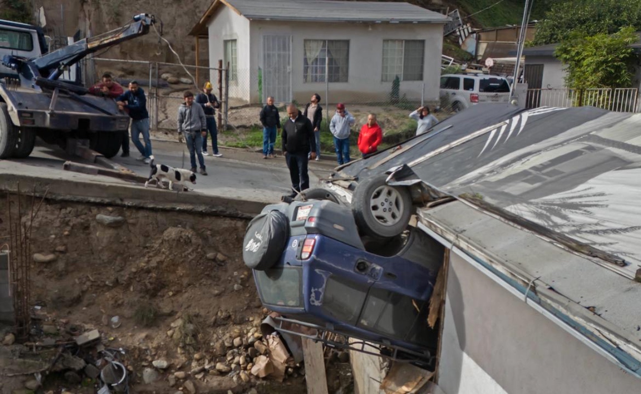 Tras volcarse, camioneta termina dentro de una casa en la colonia Rinconada