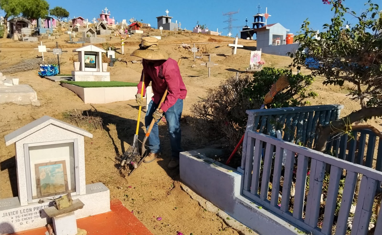 Realiza Gobierno de Ensenada limpieza y mantenimiento de panteones municipales por Día de Muertos