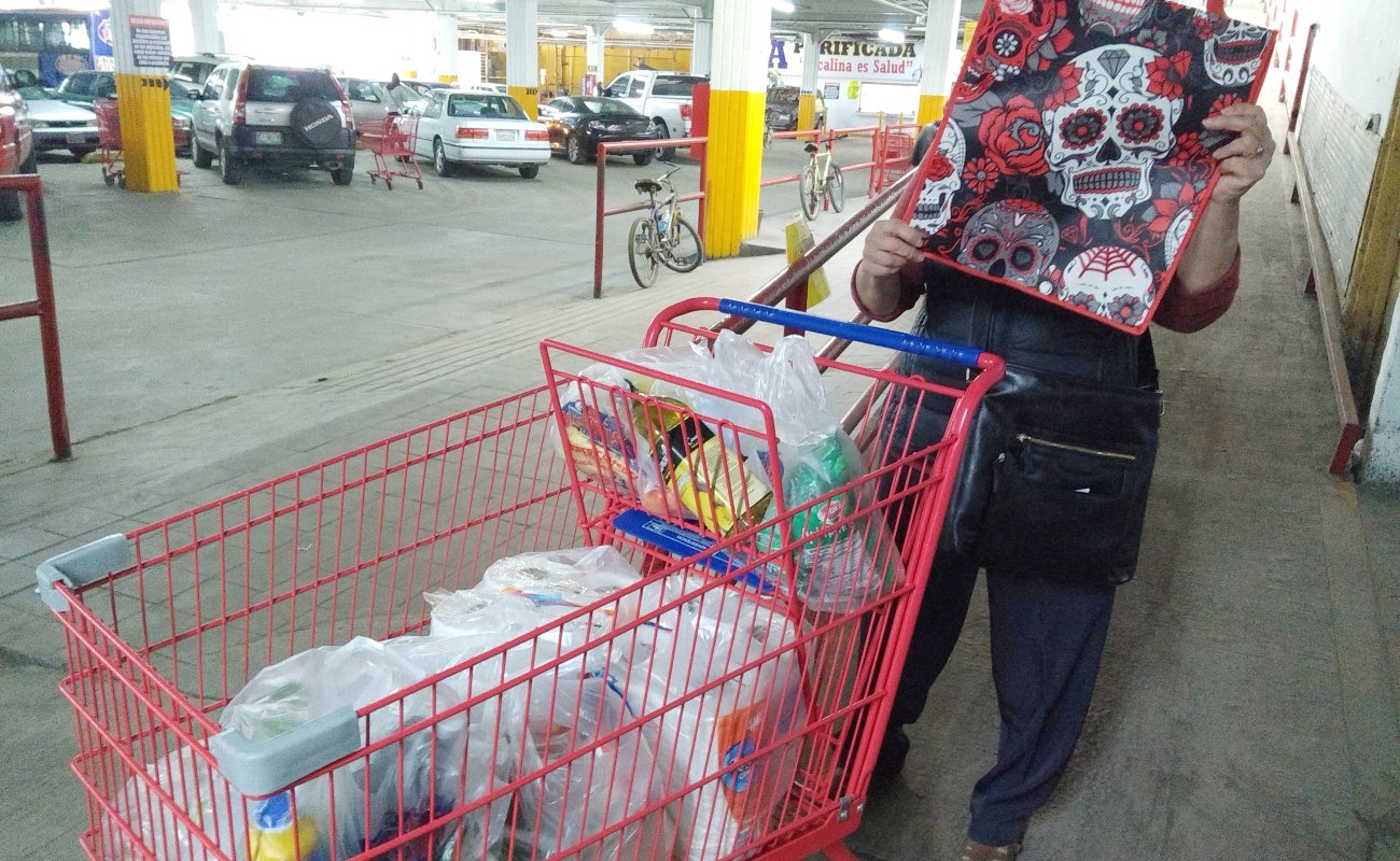 El comprador ahora tiene que salir con los artículos cargando en el carrito y llevarlos hasta su carro en el estacionamiento.