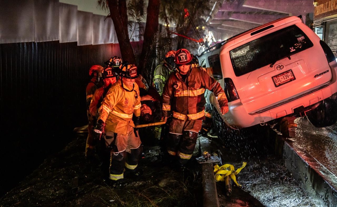 Hombre queda prensado tras volcadura en la avenida Internacional; lluvias dificultan su rescate