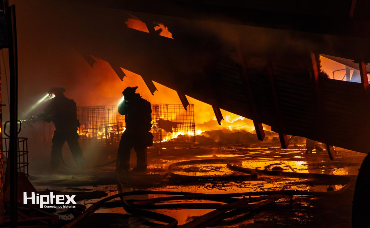Incendio en recicladora provocó una intensa movilización de cuerpos de emergencia.